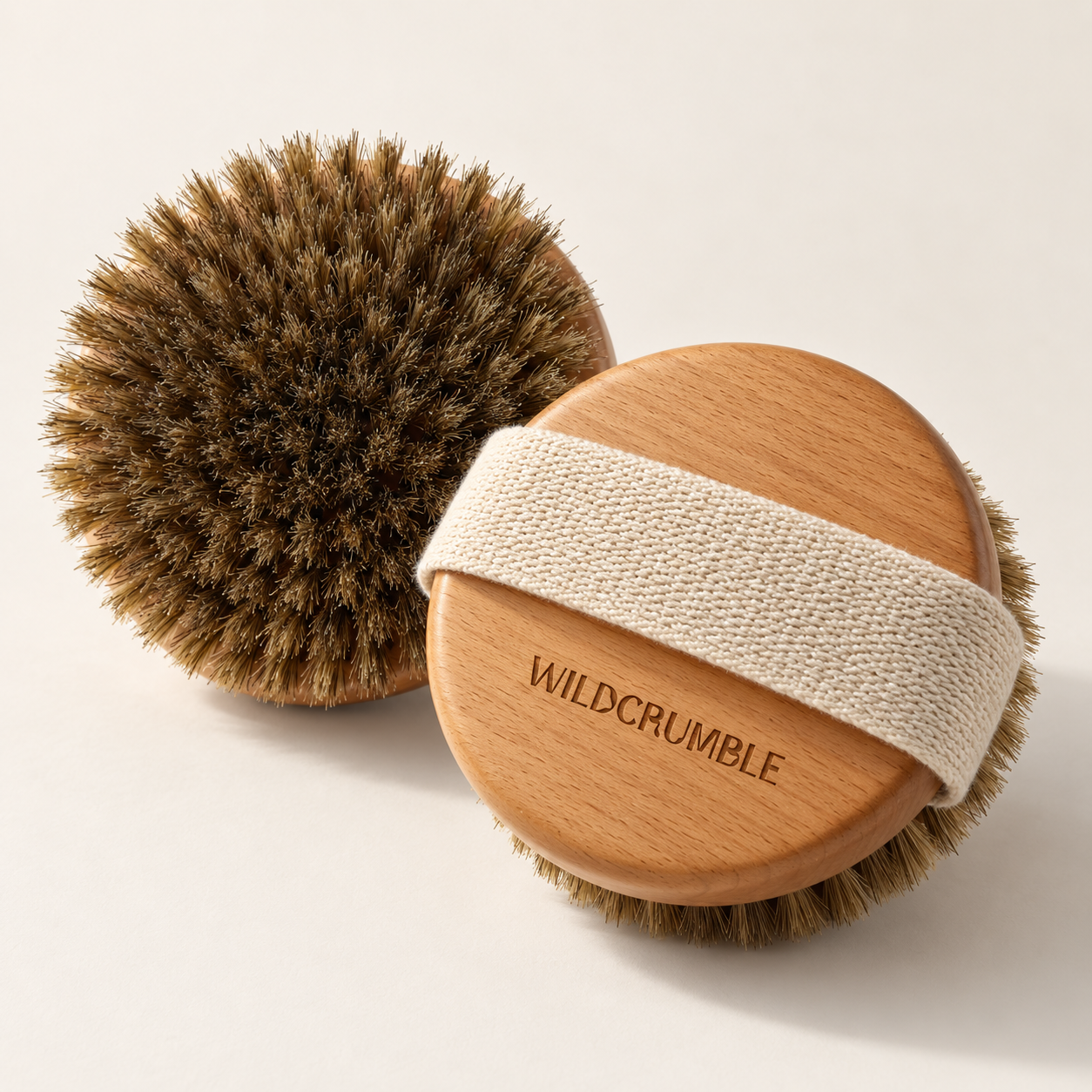 WILDCRUMBLE Ayurveda Dry Brush – Borstenseite und Holzrückseite mit Baumwollband